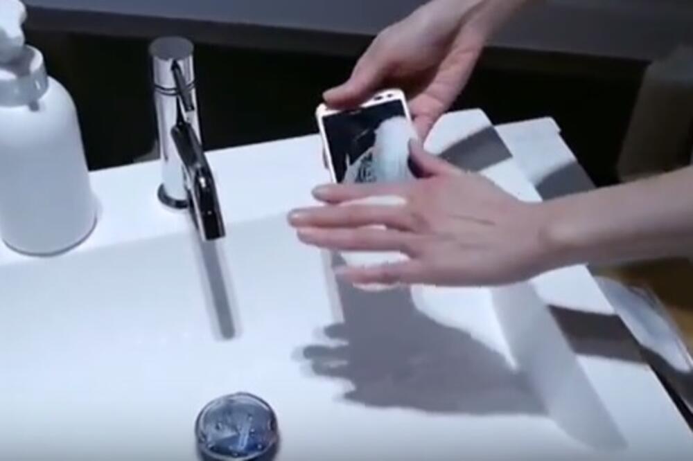 Mobilni telefon, pranje sapunom, Foto: Screenshot (YouTube)