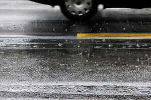 AMSCG: Putevi mokri i klizavi, oprezno zbog odrona