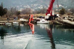 Nastavlja se uklanjanje olupine polupotonulog broda u Tivtu:...