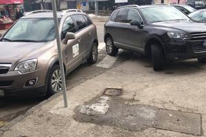 Gradonačelnik Nikšića parkirao džipa na trotoaru i pješačkom...