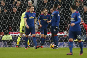 Junajted na "Ivud parku", Arsenal sa Satonom, Vulvs-Čelsi