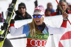 Lara Gut slavila u Kortini d'Ampeco, Lindzi Von pala