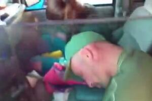 Uznemirujući video: Predozirali se u autu, a djeca im sjede na...
