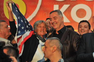 Milo Đukanović sa tajkunima vlada iz sjenke