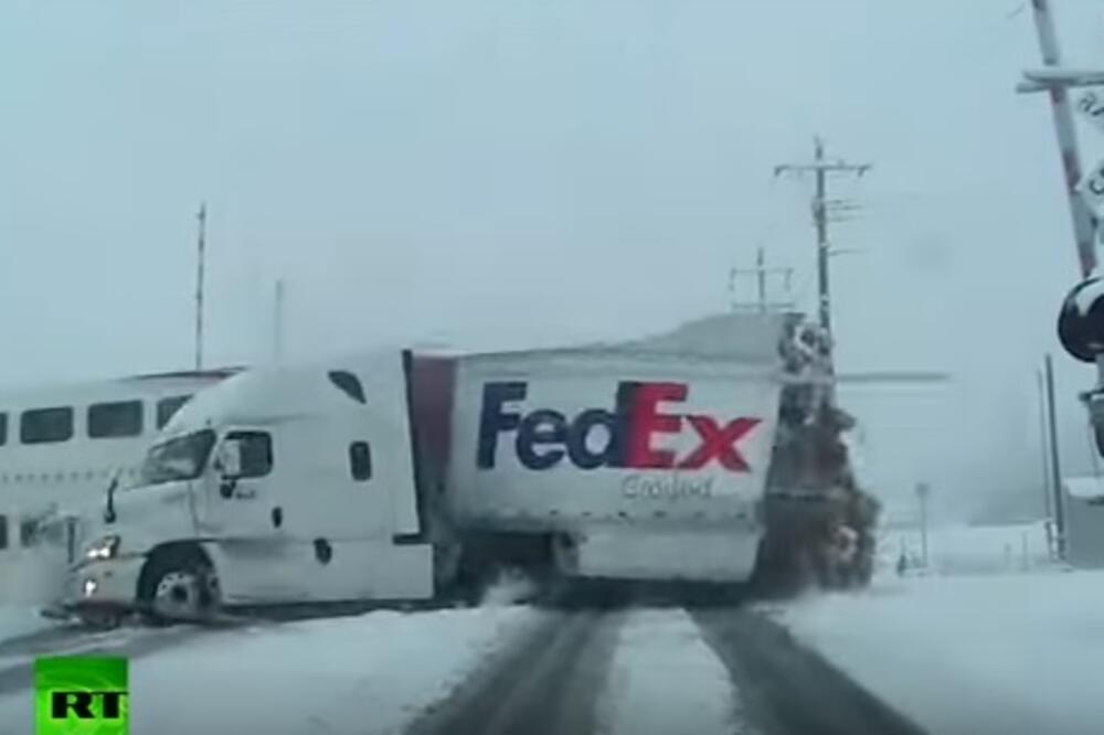 Voz udara u vozilo, Foto: Screenshot (YouTube)