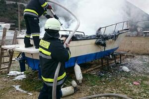 Sutorina: Brod "Bohinc" potpuno izgorio