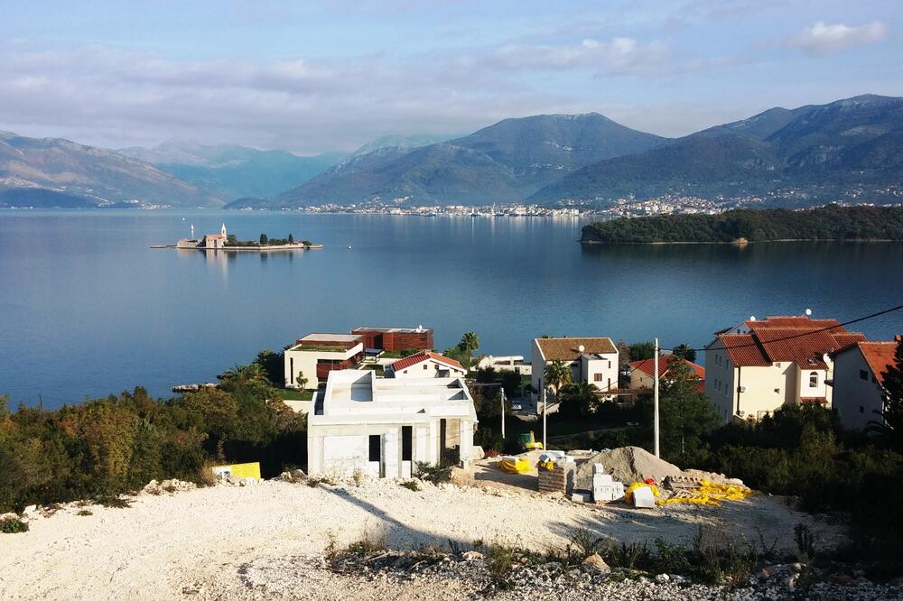 Tivat, podzemni prolaz, Foto: Siniša Luković