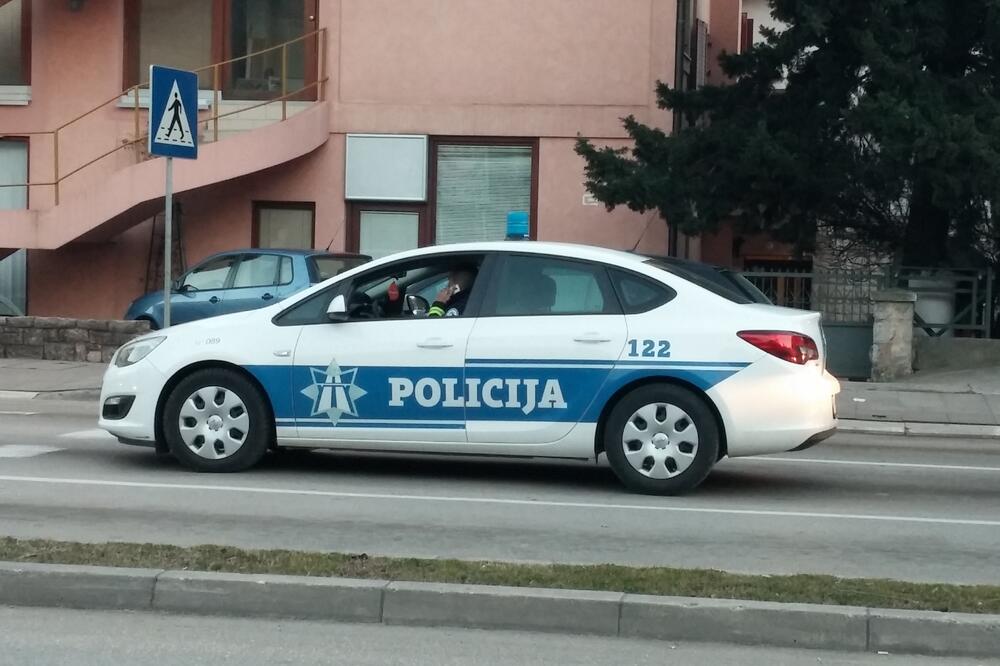 Policajac i telefon, Foto: Čitalac reporter