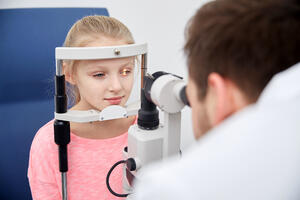 Uvesti obavezan pregled očiju kod djece uzrasta tri do četiri...