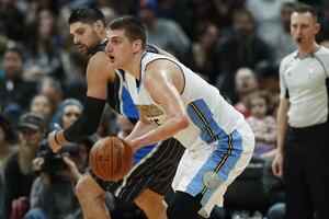 Jokić nadvisio Vučevića, Golden stejt deklasirao Klivlend