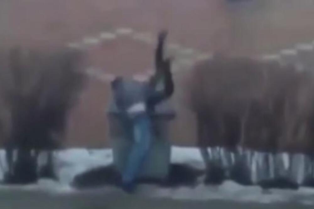 Čovjek baca djevojku u kontejner, Foto: Screenshot (YouTube)