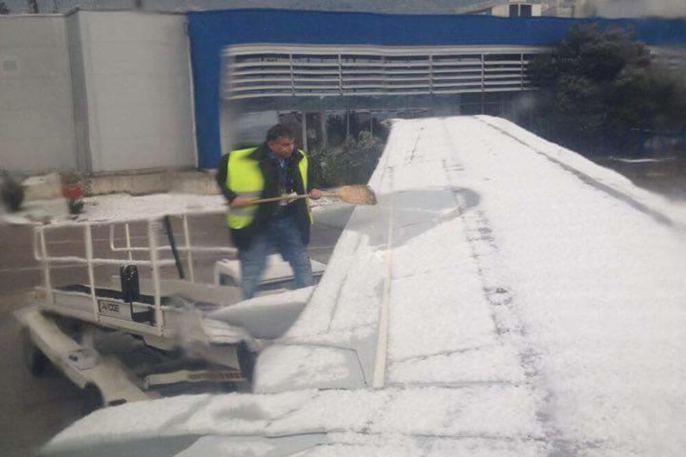 aerodrom Tivat čišćenje snijega, Foto: Facebook/Podgorički vremeplov