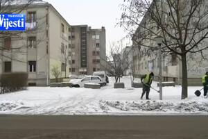 Hladno i za Nikšićane: Snijeg i hladnoća ne ometaju građane