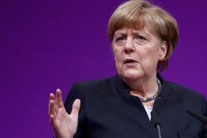 Merkel: Radimo na deportaciji migranata