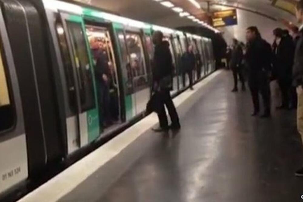 Navijači Čelsija metro Pariz, Foto: Guardian