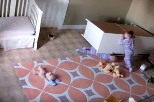 Pogledajte: Dječak spasio brata na kojeg je pala komoda