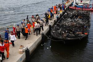 Požar na putničkom brodu kod Džakarte, 23 mrtvih