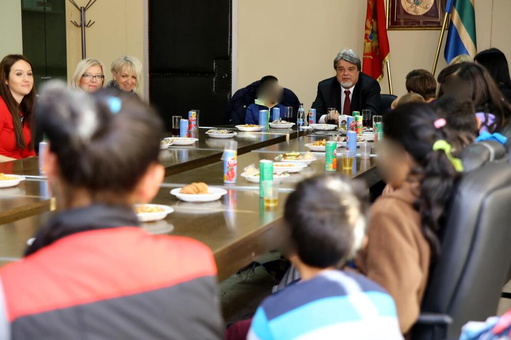Zoran Srzentić sa djecom iz Bijele, Foto: Foto studio Petović