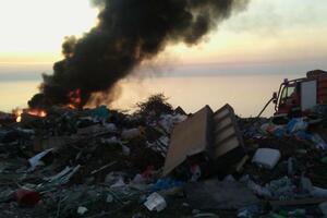 Ulcinj: Gore gume, crni dim guši Kruče