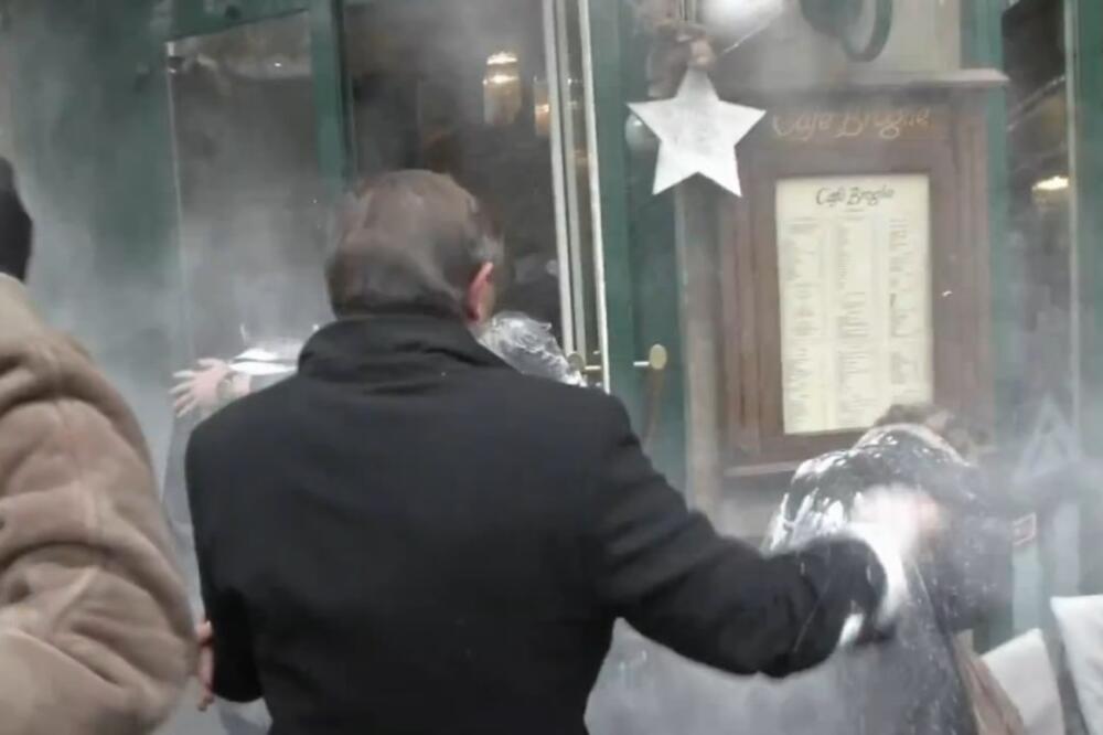 Manuel Vals, brašno, Foto: Screenshot