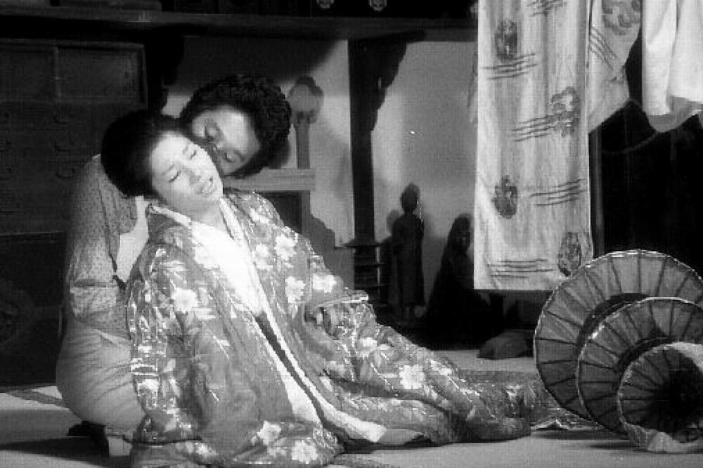 Tetovirana vazna za cvijeće (novina)