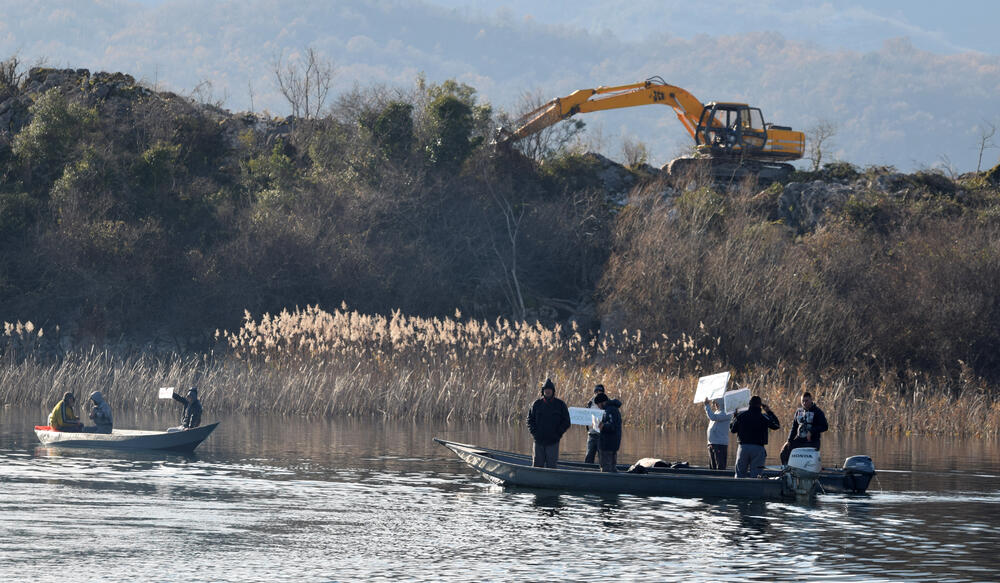 Porto Skadar lake, protest
