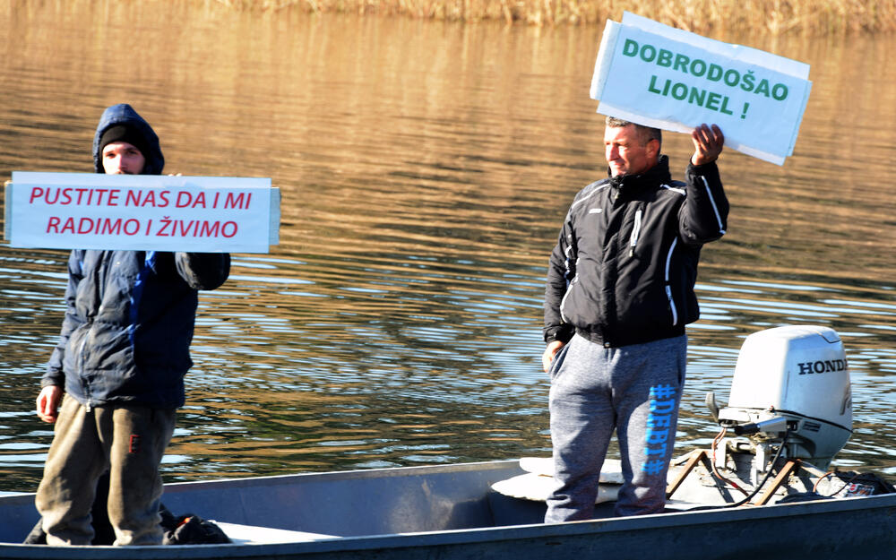 Porto Skadar lake, protest