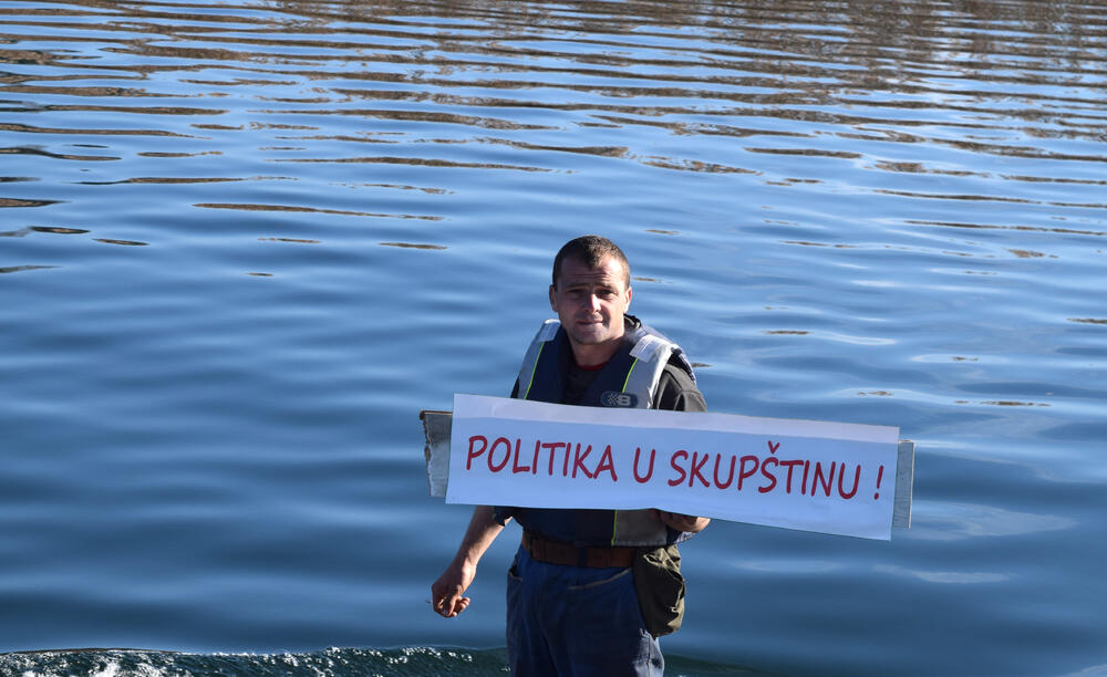 Porto Skadar lake, protest