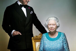 Britanska kraljica na rođendanskoj fotografiji sa Čarlsom