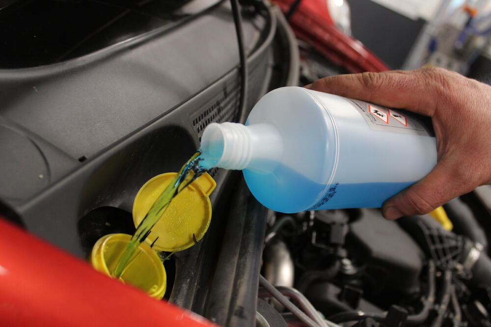 tečnost, auto, Foto: Saša Marković