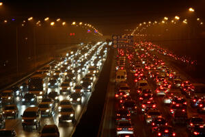 Kina zbog smoga ograničila saobraćaj, privremeno se zatvaraju...