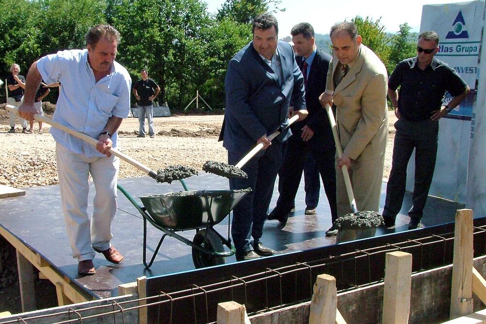 Knežević i Simović sa tadašnjim gradonačelnikom Kolašima postavljaju temeljac za fabriku vode “Lipovo” 2005., Foto: Arhiva "Vijesti"