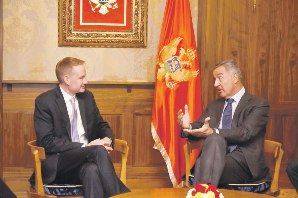 Majkl Karpenter, Milo Đukanović (Novine)