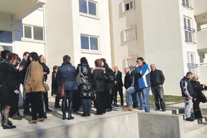 Novi protestni zbor  stanara zgrade A6 u Baru: Zgrada Vladina, ne...