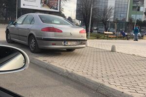 Šefovim stopama: I zamjenik Grbovića parkira na trotoaru