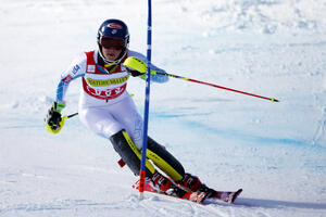 Mikaela Šifrin dominira slalomom