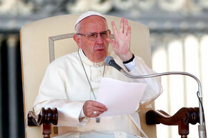 Papa Franjo za 80. rođendan dobija drvene naočare iz Hrvatske