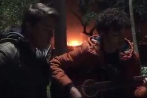 Mladići svirali gitaru i uhvatili trenutak eksplozije u Istanbulu