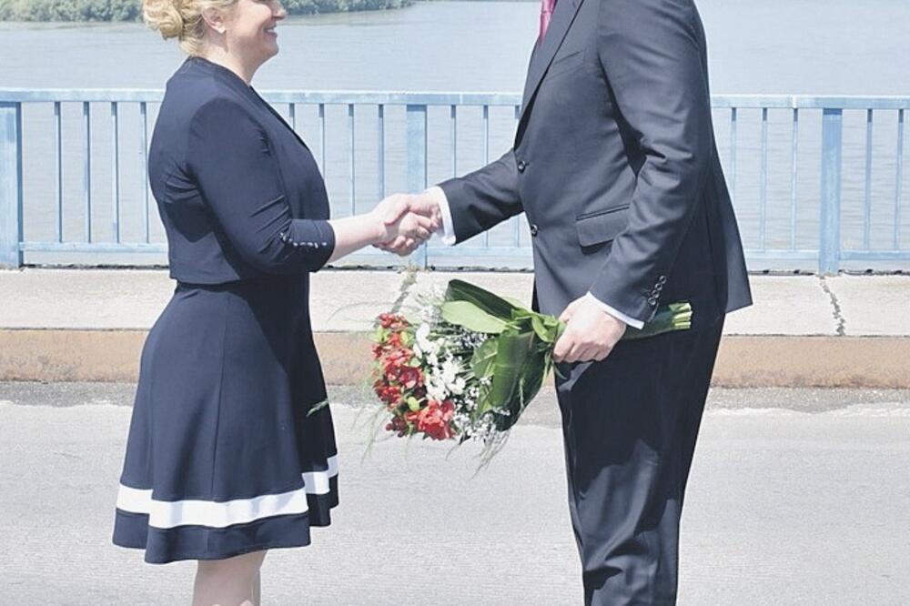 Aleksandar Vučić, Kolinda KItarović (novine)