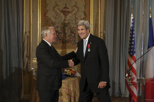 Džon Keri odlikovan francuskim ordenom Legije časti