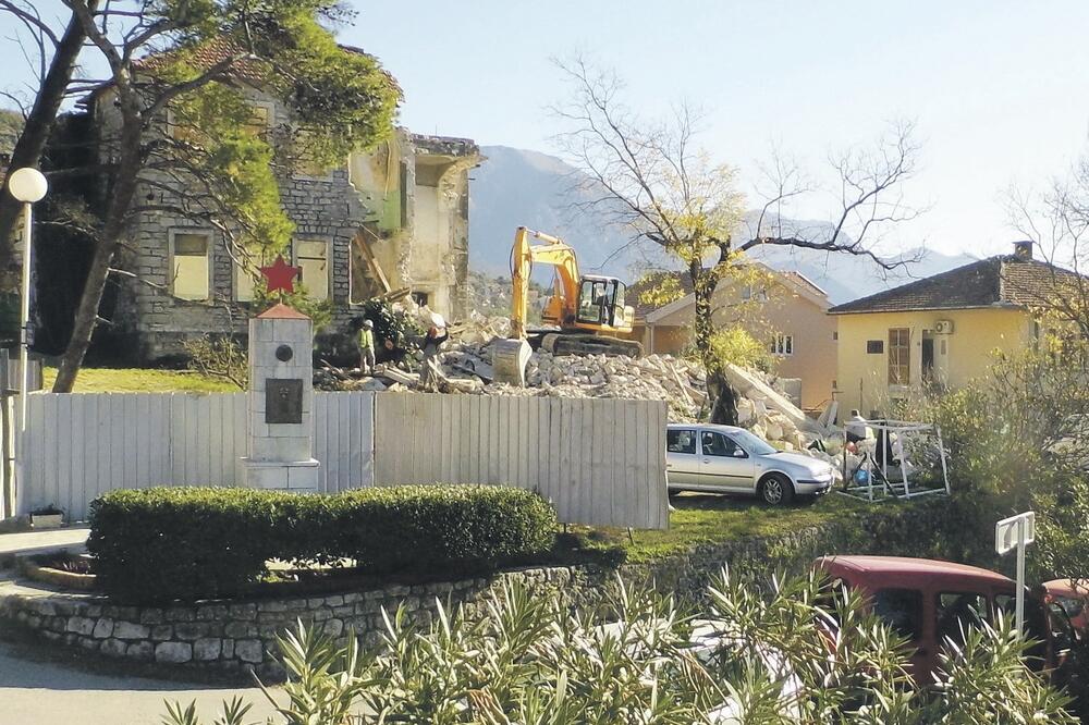 Tivat, rušenje zgrade, Foto: Siniša Luković