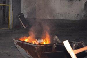 Smeće noću gori u dvorištu „Onogošta”