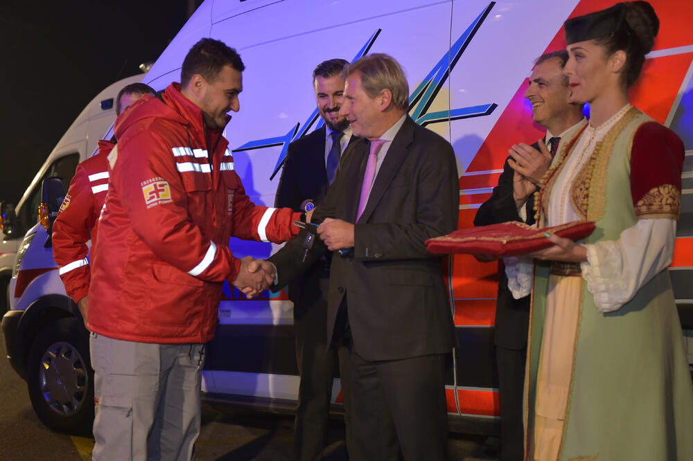 Johanes Han, donacija vozila, Foto: Vlada Crne Gore