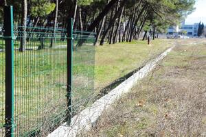 Podgorica: Lopovi  odnijeli veliki dio ograde trim staze u Tološima