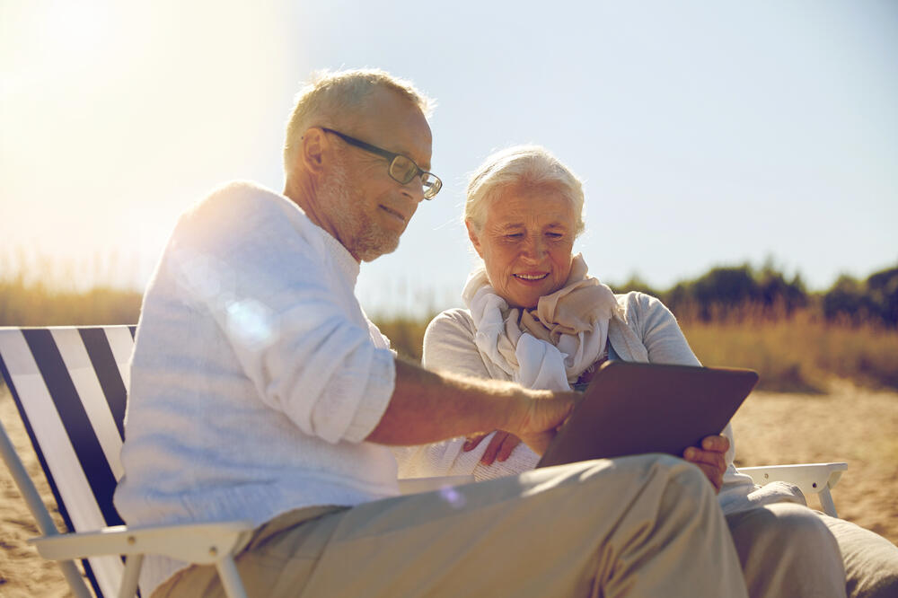 Penzioneri sa tabletom, Foto: Shutterstock