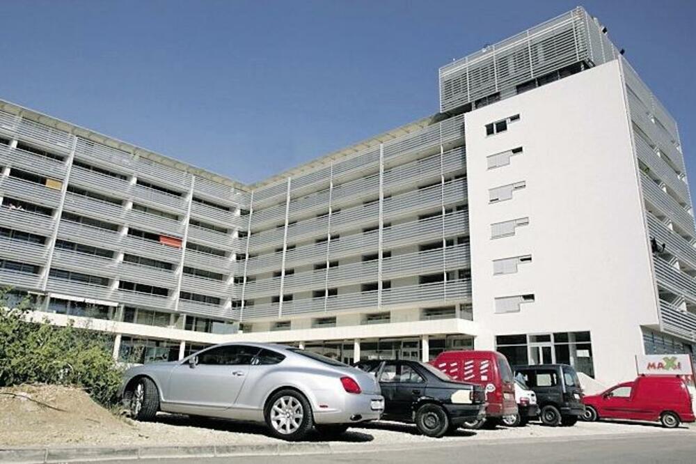 Budva zgrada Maxi, Foto: Vuk Lajović, Vuk Lajović