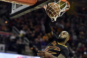 Top 10 poteza večeri: Pogledajte zakucavanje Lebrona Džejmsa