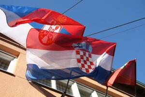 Zapaljena srpska zastava u Glini, uz nju izgorela i hrvatska