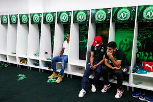 Slika tuge: Trojica fudbalera u praznoj svlačionici