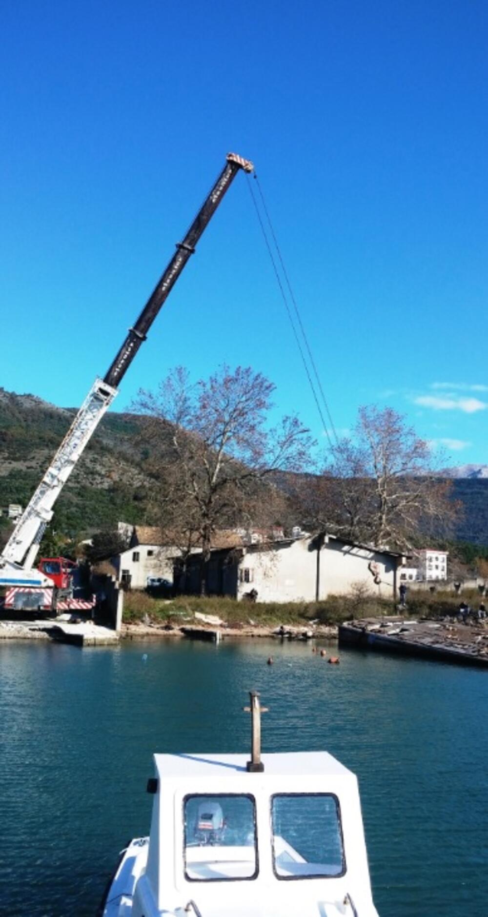Vađenje broda "Independia" Bonići, Tivat
